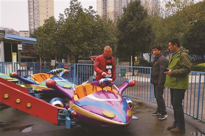 市园林处,公园管理所工作人员对城南公园游乐场特种设备进行安全检查