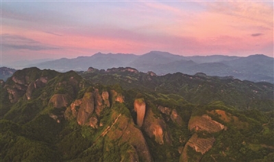 新宁县 崀山镇石田村 傍晚的崀山辣椒峰景区,红霞掩映,美不胜收.